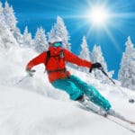 Ein Skifahrer im Tiefschnee bei Sonnenschein